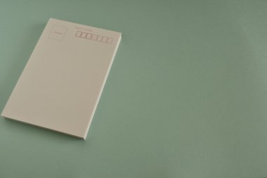 Kartpostal mavi zemin üzerine yığını