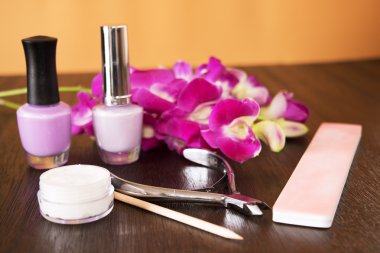 Orkide ile ahşap bir masa ayarlamak manikür