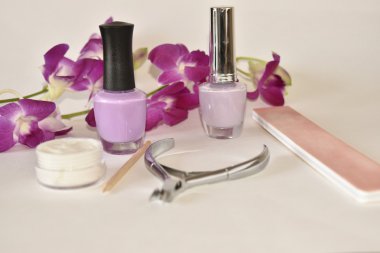 Manikür veya pedikür beyaz orkide ile ayarlayın