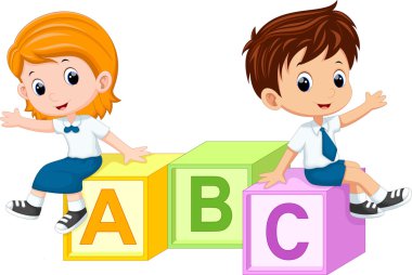 Alfabe bloklar üzerinde oturan iki öğrenci