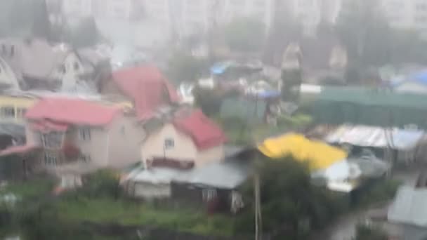 Hujan di luar, lihat melalui jendela — Stok Video
