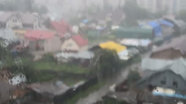 Lluvia fuerte afuera, vista a través del vidrio — Vídeos de Stock