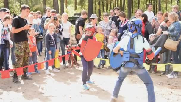 Niños jugando a los caballeros — Vídeos de Stock