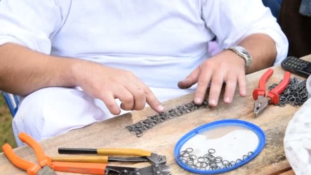 Hombre haciendo abrigo de correo — Vídeos de Stock