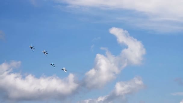 Fither letadla v modré obloze — Stock video