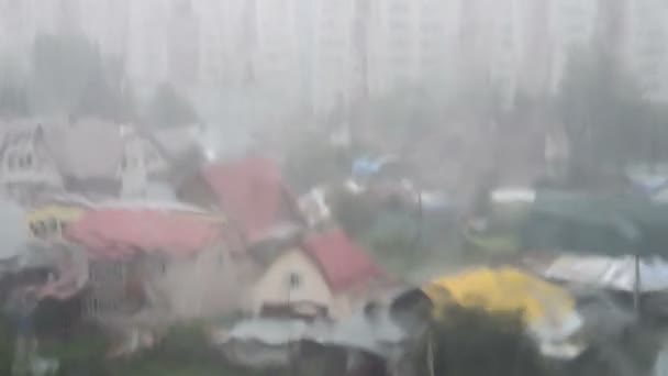 밖에 서 쏟아지는 폭우 — 비디오