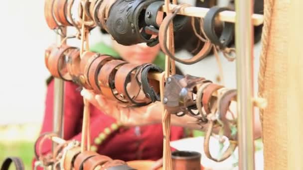 Lederarmbänder zum Verkauf — Stockvideo