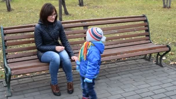 Joven madre y niño travieso en el parque — Vídeos de Stock