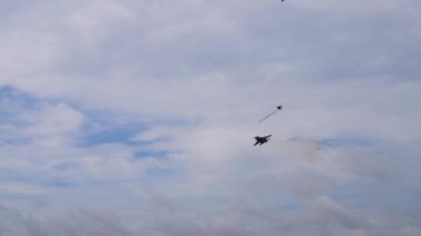 Bulutlu gökyüzü gerçekleştirme avcı uçağı