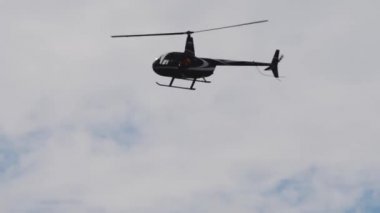 Bulutlu gökyüzünde uçan helikopter