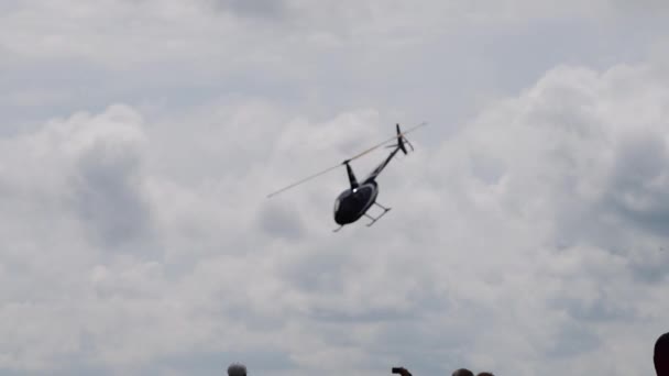 Actuación en helicóptero en la exhibición aérea — Vídeo de stock