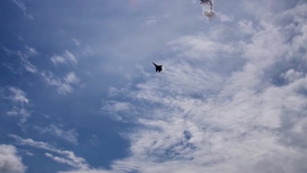 Avion de chasse effectuant des manœuvres de roulement dans un ciel bleu vif — Video