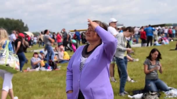 Vrouw op zoek naar de hemel — Stockvideo