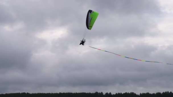 Bulutlu gökyüzü karşı yamaç paraşütü — Stok video