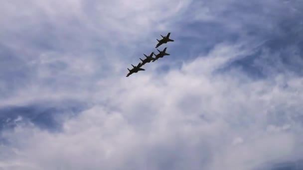 Aviones de combate en el cielo azul — Vídeo de stock