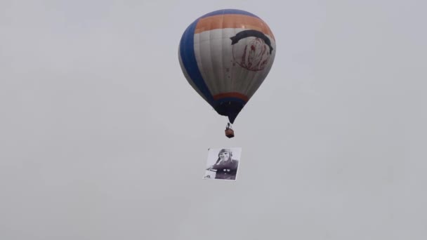 Globo de aire con un gran retrato de soldado — Vídeos de Stock