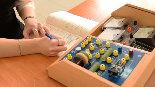 Niña y equipo de física en la escuela — Vídeos de Stock