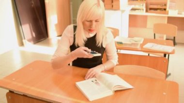 Öğrenci alarak resmi cep telefonu ders kitabı