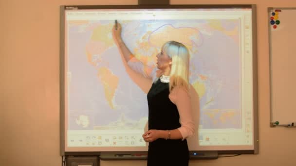Lärare arbetar med interaktiv skrivtavla — Stockvideo