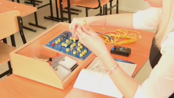 Leraar en educatieve natuurkunde apparatuur — Stockvideo