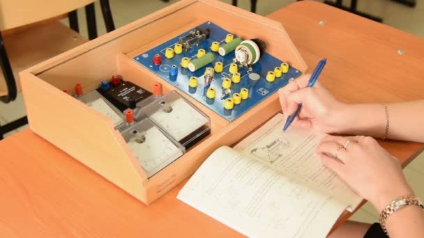 Menina desenhando o esquema de circuito elétrico — Vídeo de Stock