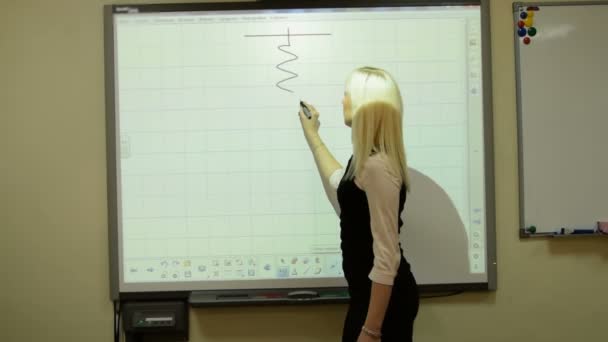 Lärare i fysik med interaktiv skrivtavla — Stockvideo