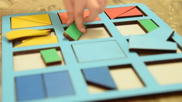 Criança jogando jogo de aprendizagem em casa — Vídeo de Stock