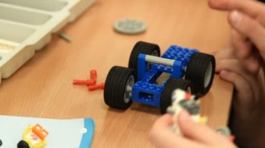 Meccano gelen robot yapma çocuk ayarla