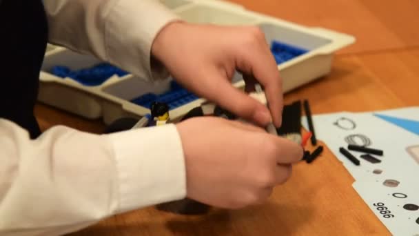 Žáci s na kousky hračka robot — Stock video
