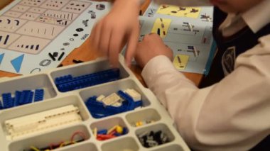 Çocuk Robotik sınıf okulda, Lego seti ile