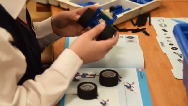 Kind maken robot van Lego educatieve kit — Stockvideo
