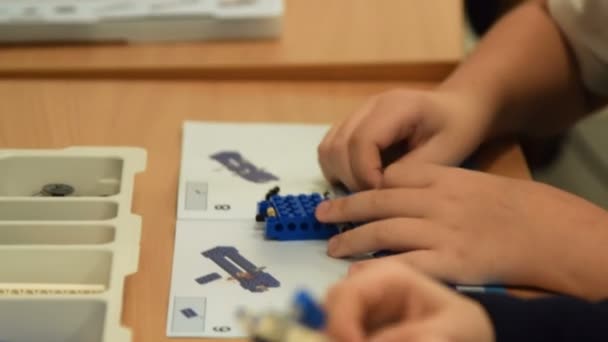 Lição de robótica na escola — Vídeo de Stock