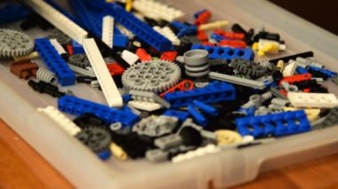 Meccano set parçaları ile kutu