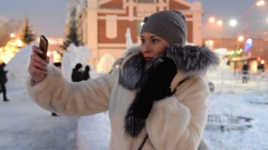 Selfie mobile kış akşamları açık ile alarak kız