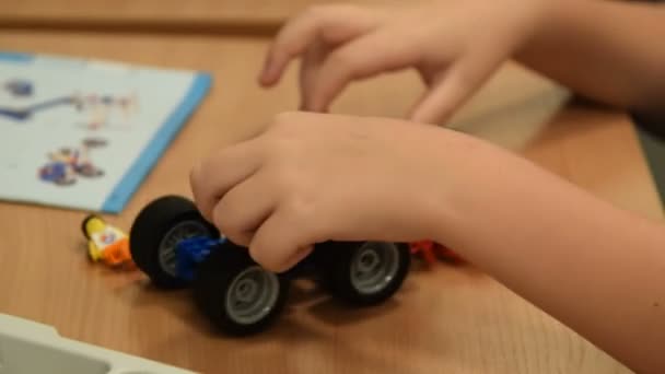 Çocuk ve robot modeli — Stok video
