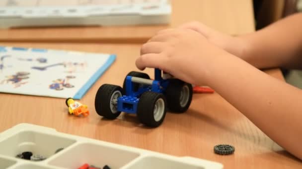 メカーノ セットからロボットを作る生徒 — ストック動画