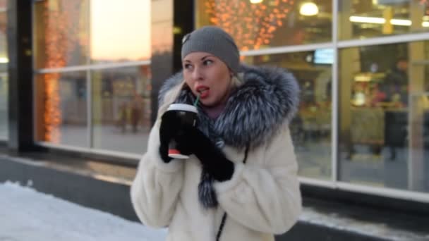 Jeune blonde buvant du café chaud le jour froid d'hiver — Video