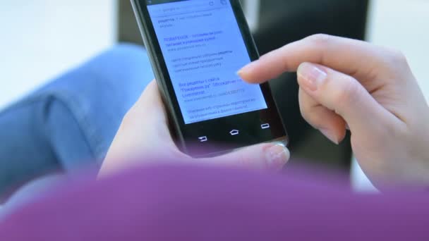 Frau surft mit Handy auf Google — Stockvideo