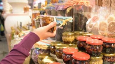 Kadın Bal kavanozu farklı fındık ile seçme