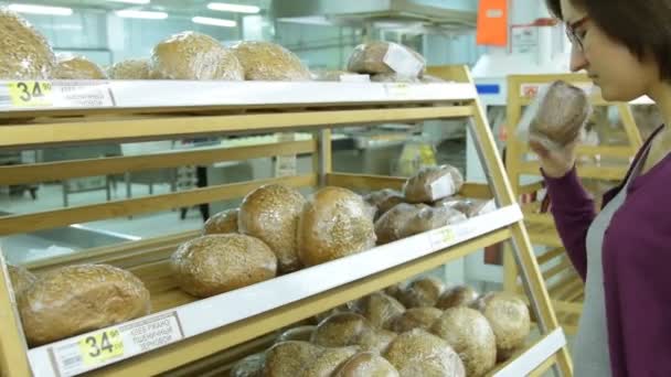 Жінка купує хліб у супермаркеті — стокове відео