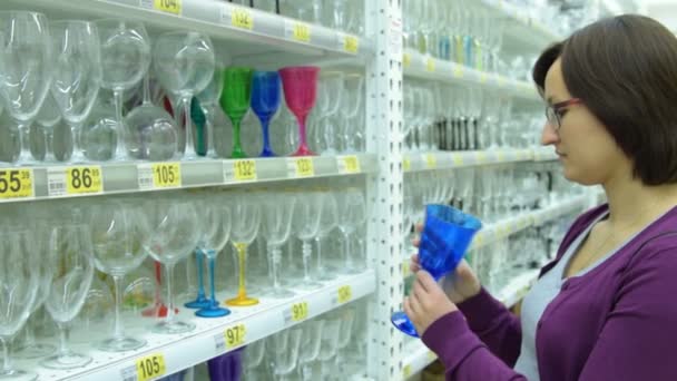 Woman choosing wineglasses in the store — Stock Video