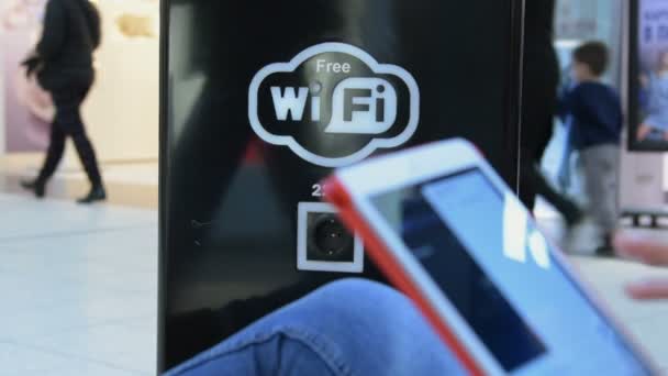 Chica con tableta en el área Wi-Fi gratuito — Vídeo de stock