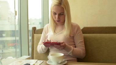 Akıllı telefon ve tablet Pc Cafe ile kız