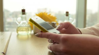 Cep telefonunuzun Internet sörf kız