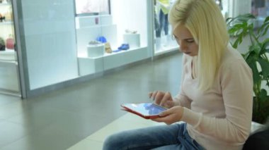 Genç kadın Tablet Pc Alışveriş Merkezi iletişim