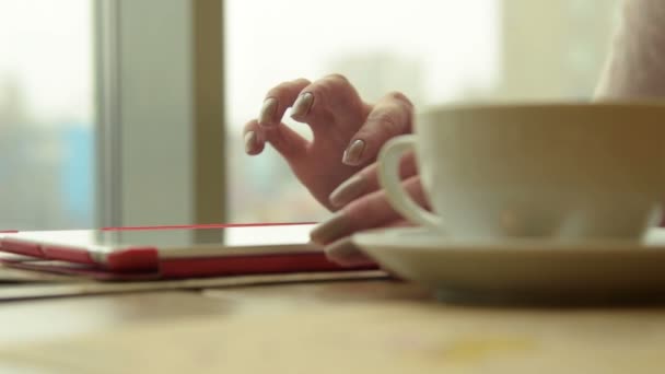 Mädchen mit digitalem Tablet im Café — Stockvideo
