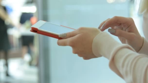 Girl with tablet PC in the shopping mall — Stock Video