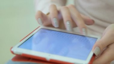 Tablet bilgisayarda yazarak kız
