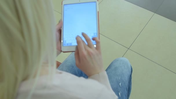 Ragazza con touch pad — Video Stock