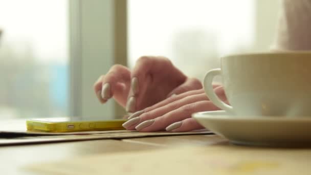 Mujer en la cafetería escribiendo SMS en el teléfono móvil — Vídeos de Stock